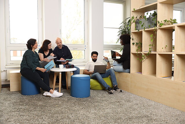 Gruppe in Bibliothek