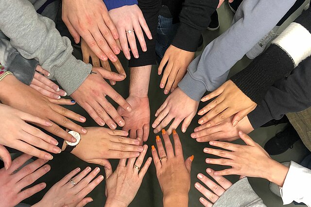 diverse Menschen stapeln Hände zusammen