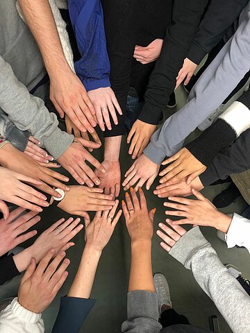 diverse Menschen stapeln Hände zusammen